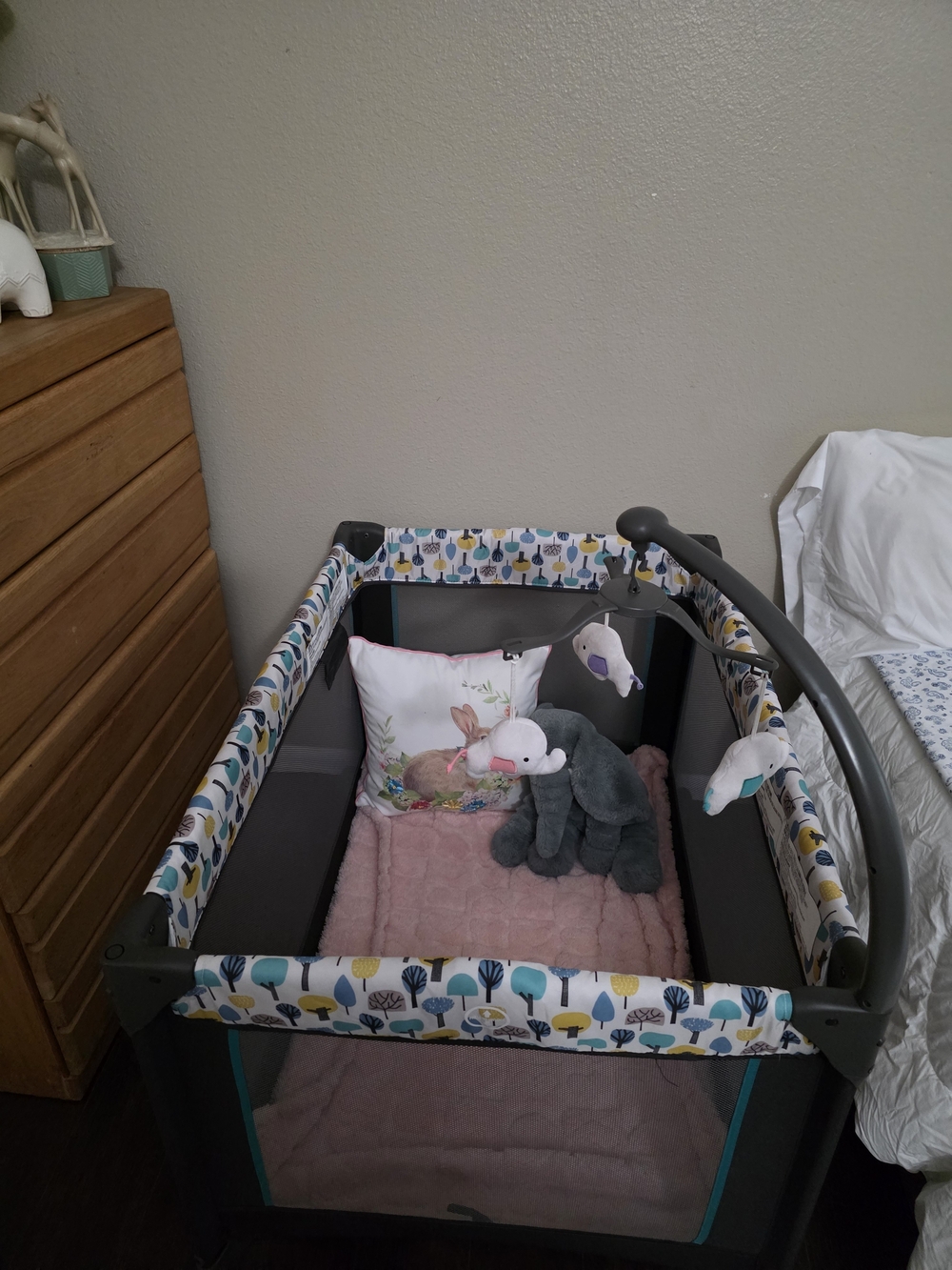 PAMO BABE play Nap Neutral Gray Playard with Tree-Patterned Trim